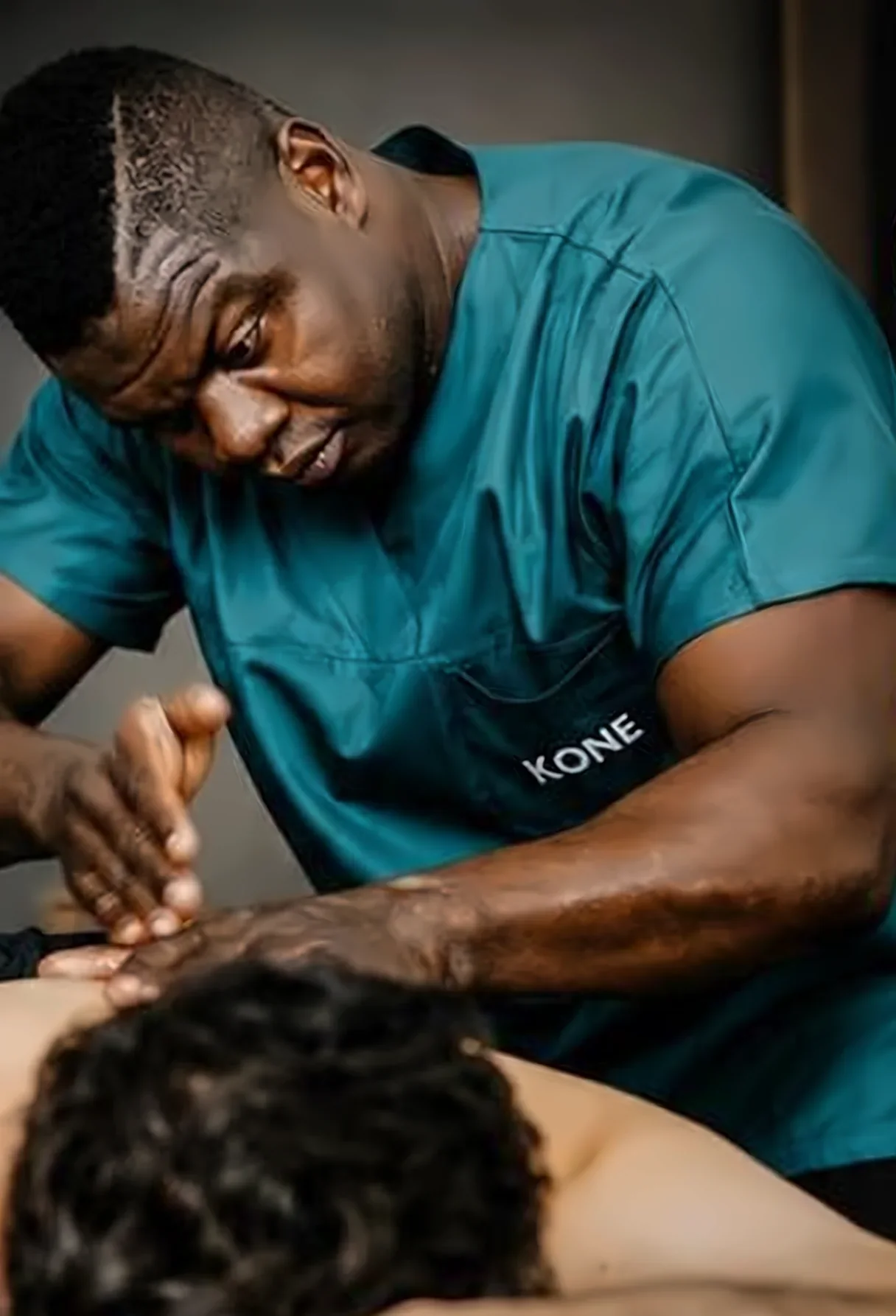 Kone Moctar durante un massaggio nel suo studio